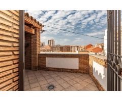 CASA SINGULAR DE CINCO DORMITORIOS, GARAJE, ASCENSOR Y BUHARDILLA CON AMPLIA TERRAZA