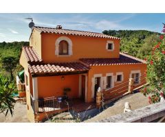 Bonita casa en zona residencial Begur, con vistas al valle y bosques cercanos.