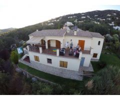 Espectacular casa con vistas a Les Gavarres piscina privada, única por la privacidad !