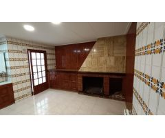 Excelente Oportunidad: Casa de pueblo semireformada con potencial, a muy buen precio