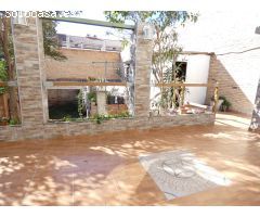 Casa en Poble Sec para entrar a vivir con jardín  por 319500 Eur