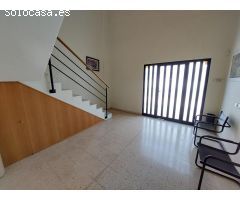 Nave con 750 m2 en calle principal en polígono Industrial de Les Comes, impecable, mucha altura.