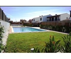 Exclusivo Chalet a Cambrils, 3 dormitorios dobles, 3 baños, jardin, piscina.