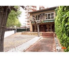 Impresionante Casa esquinera de 246m2, 4 dormitorios, terraza, jardín, garaje.