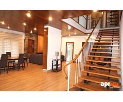 Impresionante Casa esquinera de 246m2, 4 dormitorios, terraza, jardín, garaje.