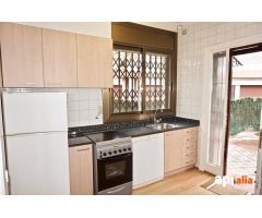 Impresionante Casa esquinera de 246m2, 4 dormitorios, terraza, jardín, garaje.