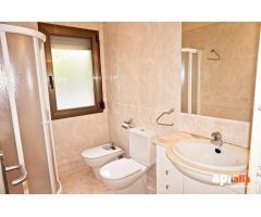 Impresionante Casa esquinera de 246m2, 4 dormitorios, terraza, jardín, garaje.