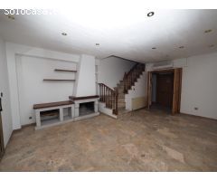 SE VENDE CASA ADOSADA EN RUBI, ZONA MERCAT