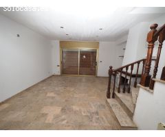 SE VENDE CASA ADOSADA EN RUBI, ZONA MERCAT