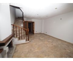 SE VENDE CASA ADOSADA EN RUBI, ZONA MERCAT