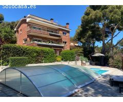 Magnifica casa en Castelldefels con jardín y piscina . Superficie parcela: 1.012m²