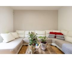Presentamos vivienda en planta principal, reformada con alma, ubicada en una finca regia.