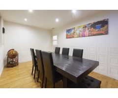 Presentamos vivienda en planta principal, reformada con alma, ubicada en una finca regia.