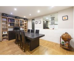 Presentamos vivienda en planta principal, reformada con alma, ubicada en una finca regia.