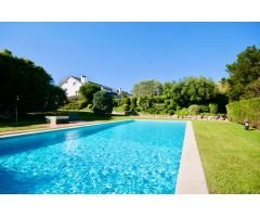 Casa en Pedralbes con vistas al mar, de 650m2aprox.,jardín privado y zona comunitaria con piscina.