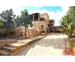 ¡Espectacular Chalet de 300 m² en Mutxamel con Vistas al Mar y Jardín Privado!