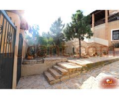 ¡Espectacular Chalet de 300 m² en Mutxamel con Vistas al Mar y Jardín Privado!