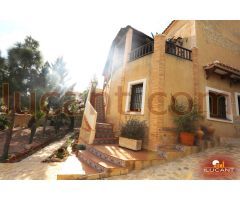 ¡Espectacular Chalet de 300 m² en Mutxamel con Vistas al Mar y Jardín Privado!