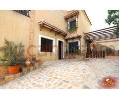 ¡Espectacular Chalet de 300 m² en Mutxamel con Vistas al Mar y Jardín Privado!
