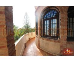 ¡Espectacular Chalet de 300 m² en Mutxamel con Vistas al Mar y Jardín Privado!
