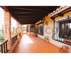 ¡Espectacular Chalet de 300 m² en Mutxamel con Vistas al Mar y Jardín Privado!