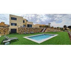 EXCLUSIVA VILLA DE 6 DORMITORIOS EN VALLE DEL ESTE - VERA
