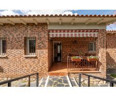 OPORTUNIDAD!CASA INDEPENDIENTE EN URBANIZACION LAS FUENTES, ZONA FUENTENOVILLA.