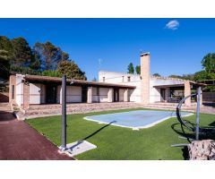 CHALET INDEPENDIENTE EN HONTOBA 4 DORMITORIOS, 4 BAÑOS COMPLETOS, ASEO Y PISCINA.