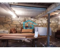 Meaño: magnifica casona de pueblo, construida en piedra, con finca cercada por muro...