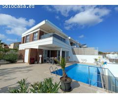 Villa de Lujo en Venta en Villamartín, Alicante