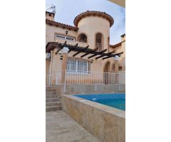 Fantástica villa completamente reformada con piscina privada y apartamento independiente.