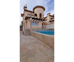 Fantástica villa completamente reformada con piscina privada y apartamento independiente.