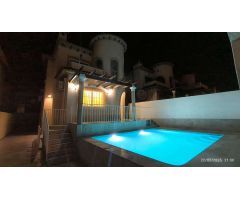 Fantástica villa completamente reformada con piscina privada y apartamento independiente.
