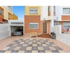 ¡Gancho! Espaciosa villa adosada con garaje en Los Altos.