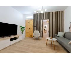 ¡Gran inversión! Casa reformada a solo 600 m de la playa en Torrevieja.