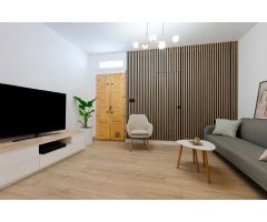 ¡Gran inversión! Casa reformada a solo 600 m de la playa en Torrevieja.