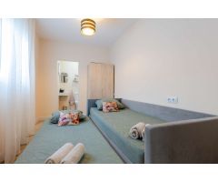 ¡Gran inversión! Casa reformada a solo 600 m de la playa en Torrevieja.