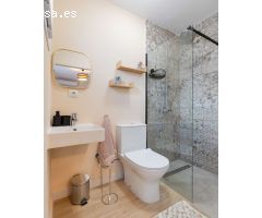 ¡Gran inversión! Casa reformada a solo 600 m de la playa en Torrevieja.