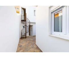 ¡Gran inversión! Casa reformada a solo 600 m de la playa en Torrevieja.