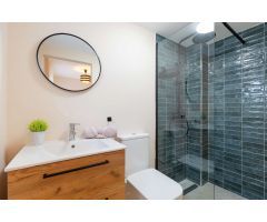 ¡Gran inversión! Casa reformada a solo 600 m de la playa en Torrevieja.