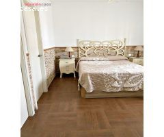 PARCELA DE 700 m2 , con 2 casas equipadas de cocina , habitaciones , baños ...!