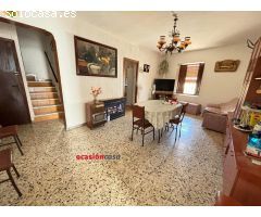 CASA CON COCHERA Y TERRENO A LA VENTA