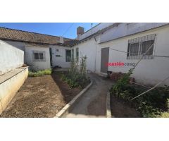 CASA CON COCHERA PARA REFORMAR