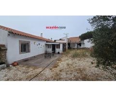 CASA CON PATIO AMPLIO A LA VENTA