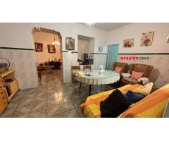 CASA CON TEJADO NUEVO EN LA ZONA DE PUEBLONUEVO