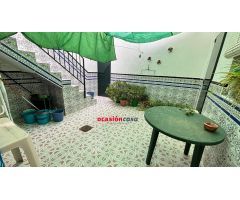 CASA CON TEJADO NUEVO EN LA ZONA DE PUEBLONUEVO