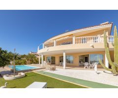 Inversión excelente: Chalet compuesto de 5 viviendas con vistas al mar y piscina