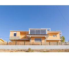 Chalet de 2 plantas con vistas al mar