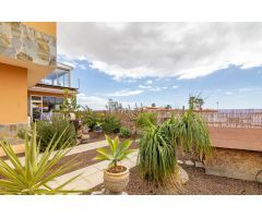 Chalet de 2 plantas con vistas al mar