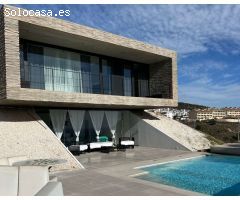 Villa Moderna de Lujo con Vistas Panorámicas en Benalmadena